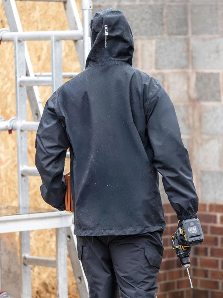 detail JCB Lightweight čierna pánska pracovná nepremokavá bunda s TPU membránou
