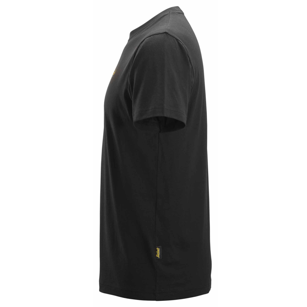 detail SNICKERS Classic logo čierne pánske tričko 100% bavlna, pohodlné a priedušné