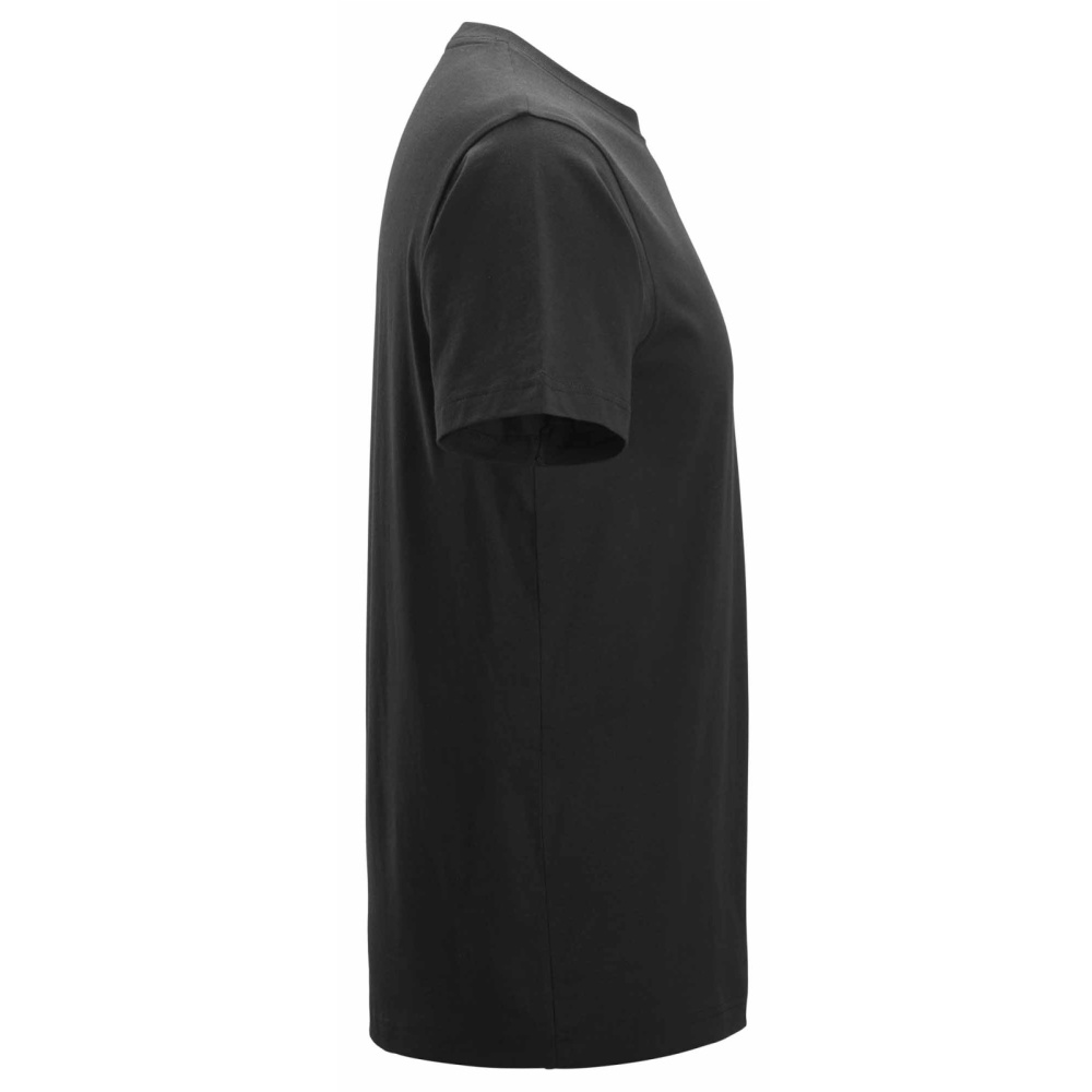 detail SNICKERS Classic logo čierne pánske tričko 100% bavlna, pohodlné a priedušné