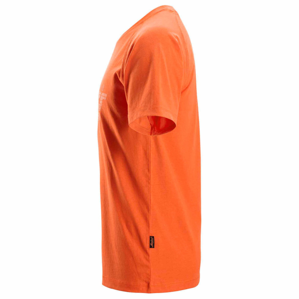detail SNICKERS Logo oranžové pánske tričko zo 100 % bavlny pre väčší komfort