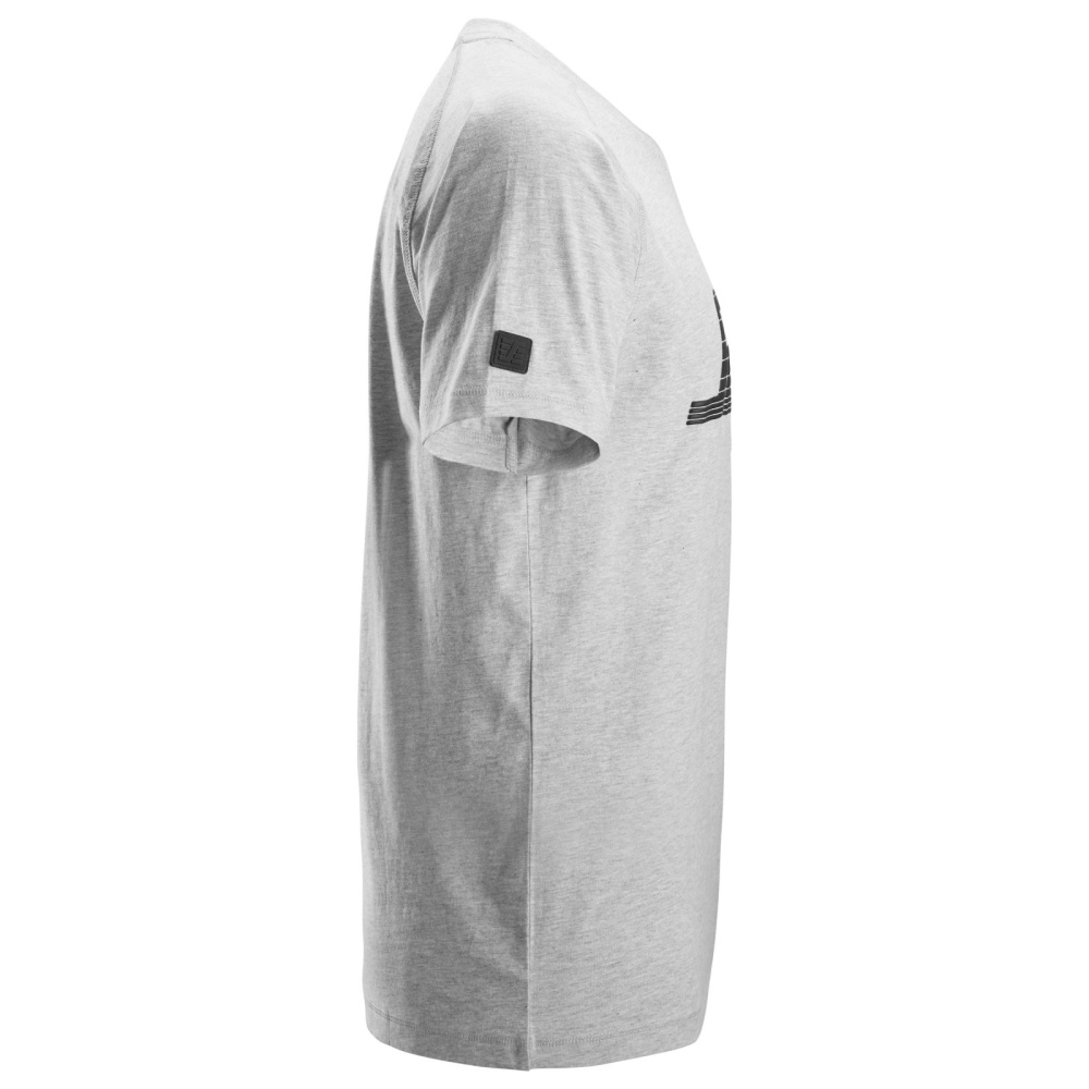 detail SNICKERS Logo sivé pánske tričko zo 100 % bavlny pre väčší komfort