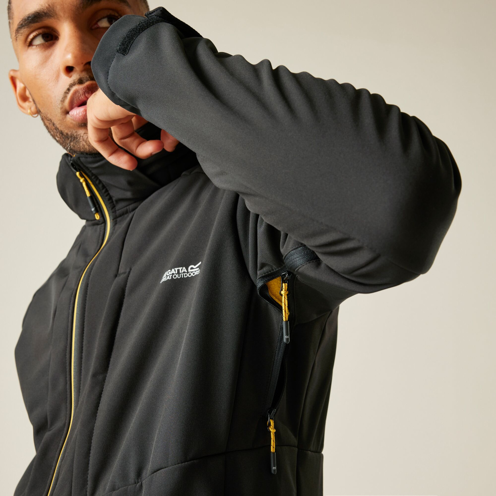 detail REGATTA Hewitts čierna pánska outdoorová bunda do náročných podmienok, vodný stĺ