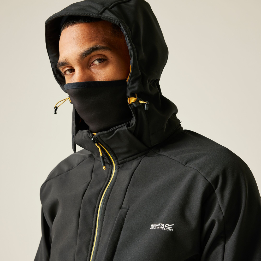 detail REGATTA Hewitts čierna pánska outdoorová bunda do náročných podmienok, vodný stĺ