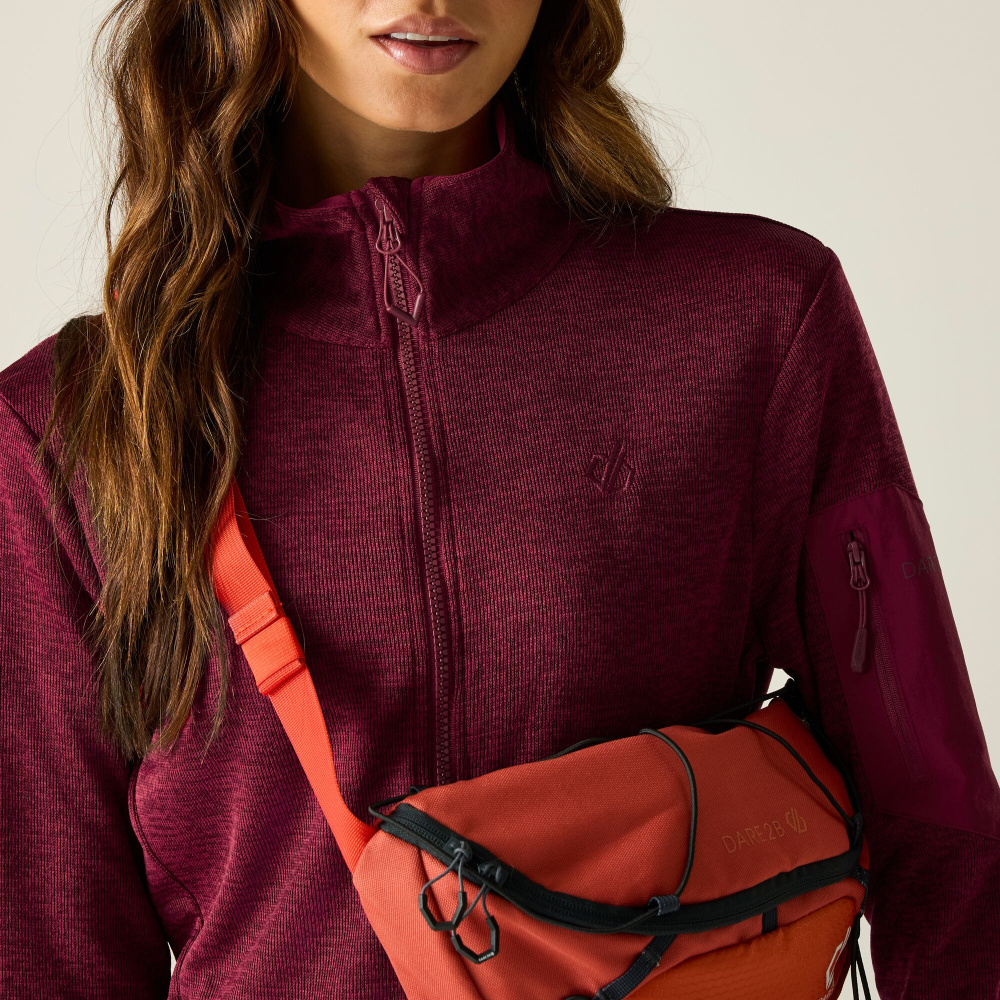 detail DARE2B Torrek II vínová dámska outdoorová mikina, pohodlná a funkčná