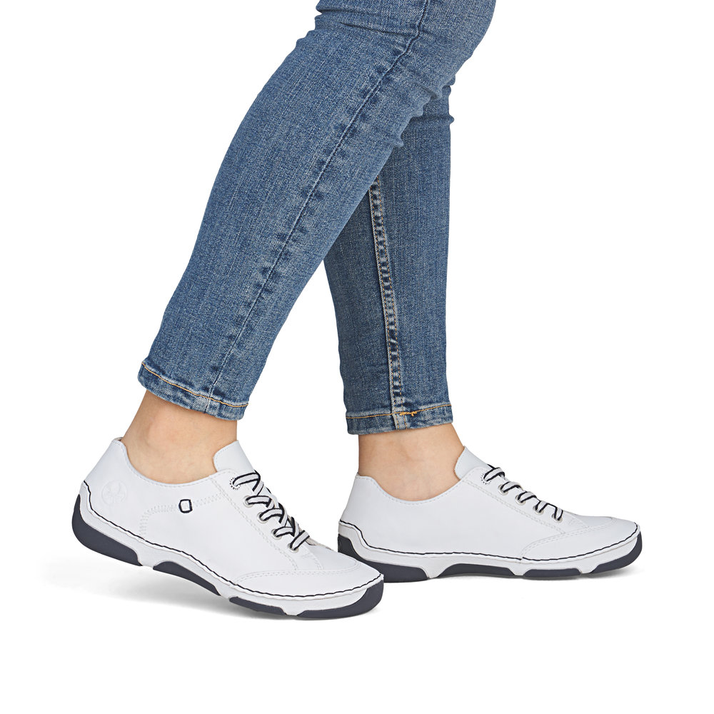 detail RIEKER 55901-80 biele dámske kožené tenisky, moderný dizajn, Antistress podrážka