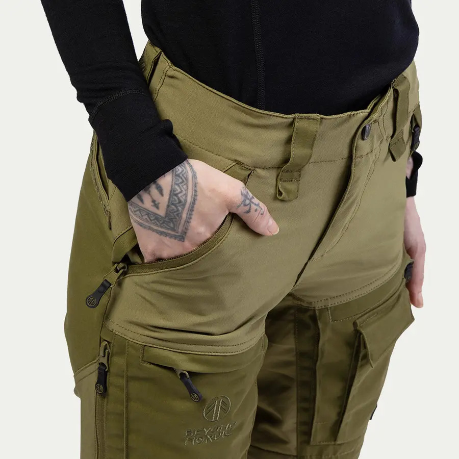 detail Beyond Nordic Zip-Off zelené dámské outdoor kalhoty 2v1 Teflon EcoElite®
