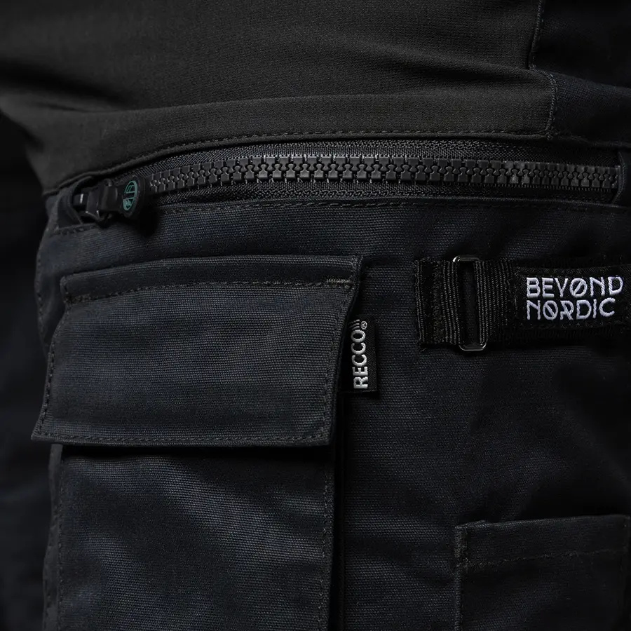 detail Beyond Nordic černé pánské outdoor kalhoty Teflon EcoElite® RECCO