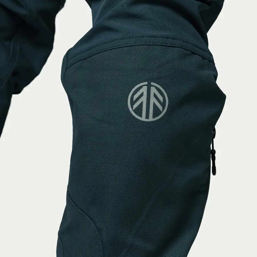 detail Beyond Nordic Sweden ľahké a priedušné modré pánske outdoorové nohavice + systém