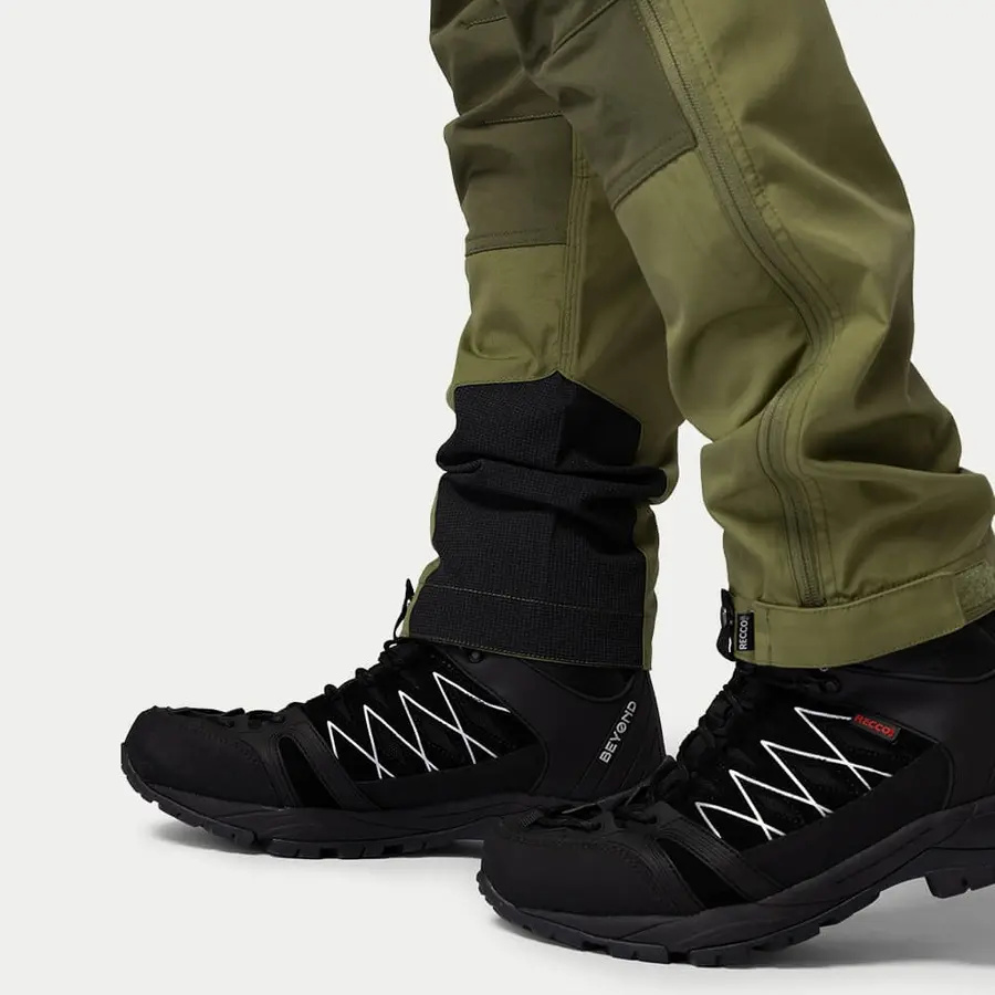 detail Beyond Nordic Sweden pánske zelené outdoorové nohavice stretch pohodlné vodoodpu