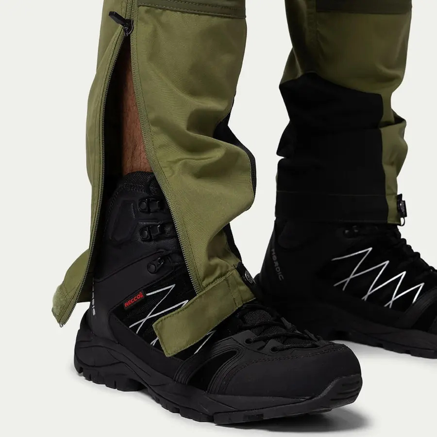 detail Beyond Nordic Sweden pánske zelené outdoorové nohavice stretch pohodlné vodoodpu