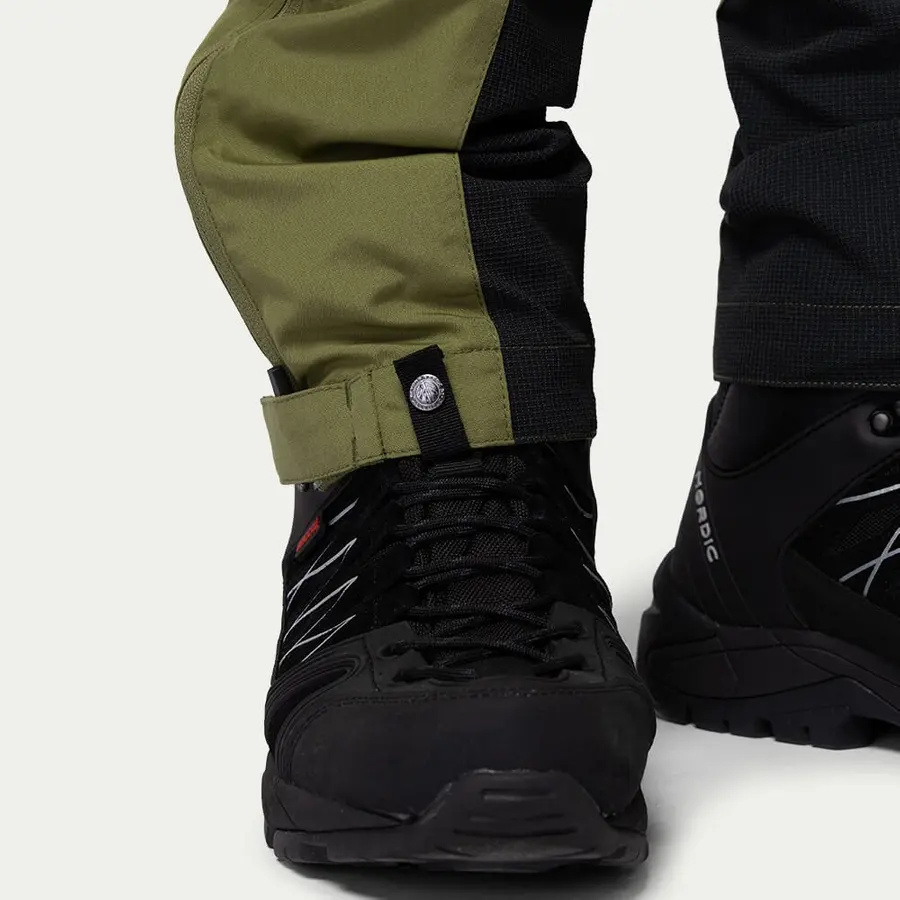 detail Beyond Nordic Sweden pánske zelené outdoorové nohavice stretch pohodlné vodoodpu