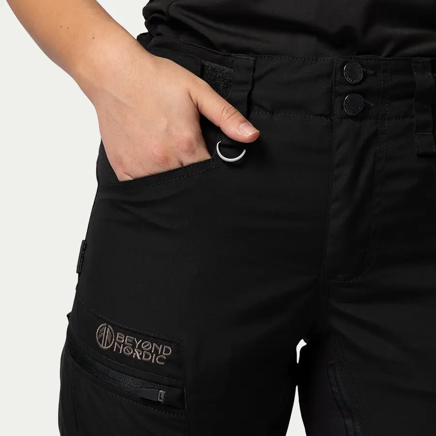 detail Beyond Nordic Sweden dámske čierne outdoorové nohavice stretch pohodlné vodoodpu