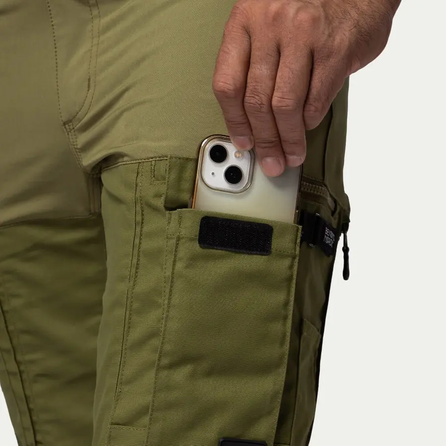 detail Beyond Nordic Sweden pánske zelené outdoorové nohavice stretch pohodlné vodoodpu
