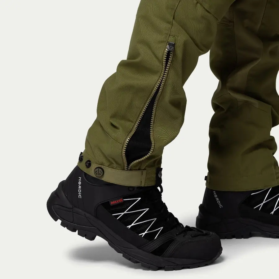 detail Beyond Nordic Sweden pánske zelené outdoorové nohavice stretch pohodlné vodoodpu