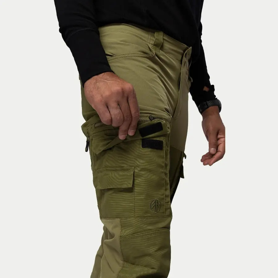 detail Beyond Nordic Sweden pánske zelené outdoorové nohavice stretch pohodlné vodoodpu