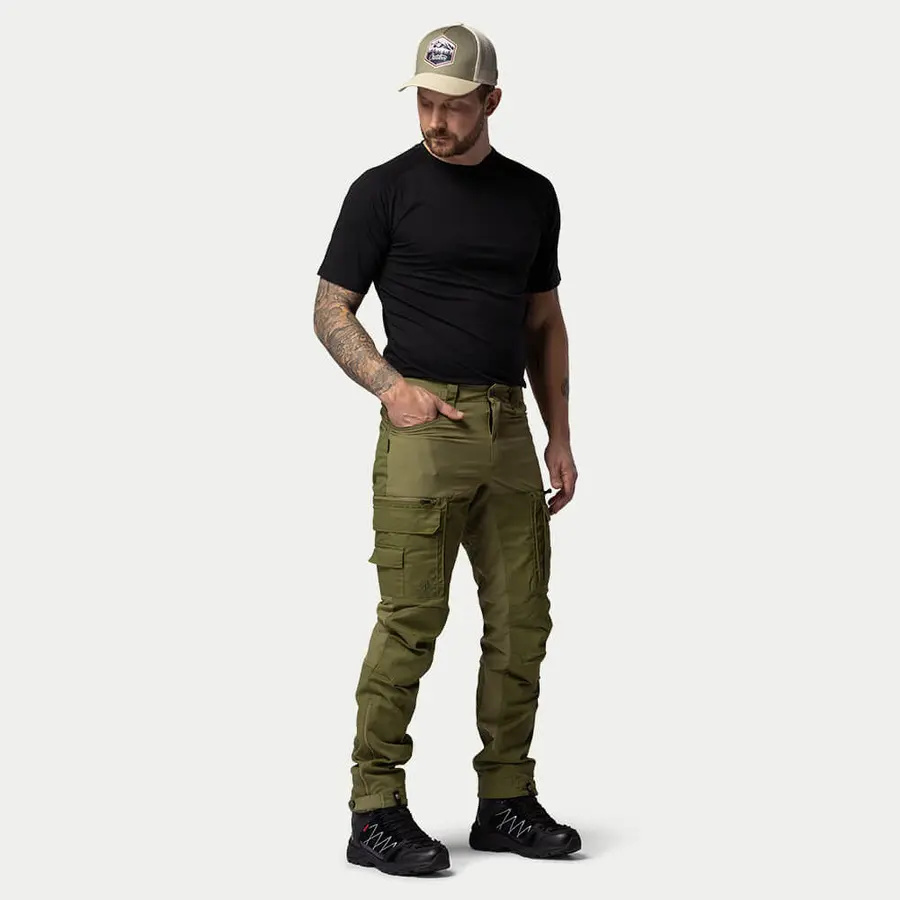 detail Beyond Nordic Sweden pánske zelené outdoorové nohavice stretch pohodlné vodoodpu