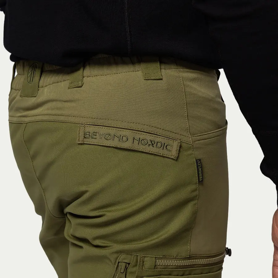 detail Beyond Nordic Sweden pánske zelené outdoorové nohavice stretch pohodlné vodoodpu