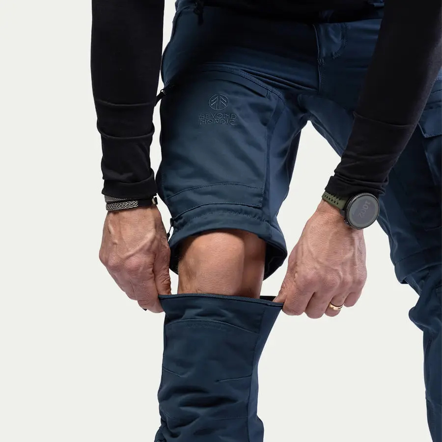 detail Beyond Nordic Sweden modré pánske outdoorové nohavice 2v1 so zipsovacím odopínan