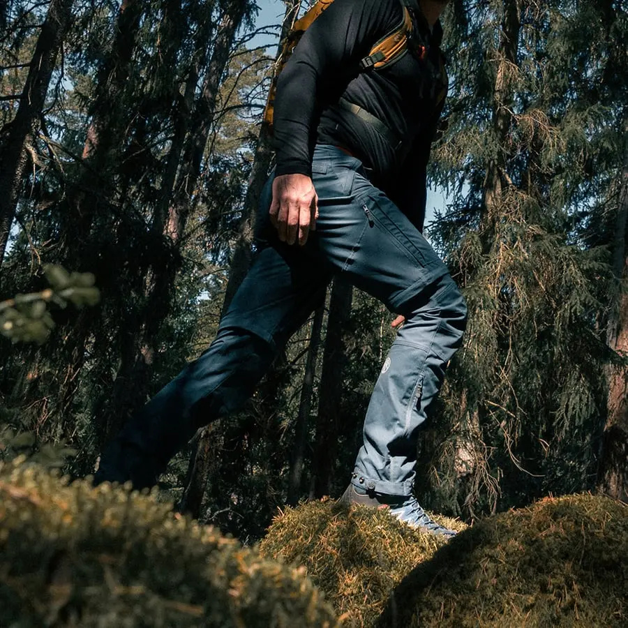 detail Beyond Nordic Sweden modré pánske outdoorové nohavice 2v1 so zipsovacím odopínan