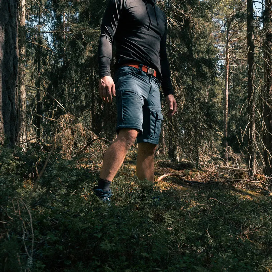 detail Beyond Nordic Sweden modré pánske outdoorové nohavice 2v1 so zipsovacím odopínan