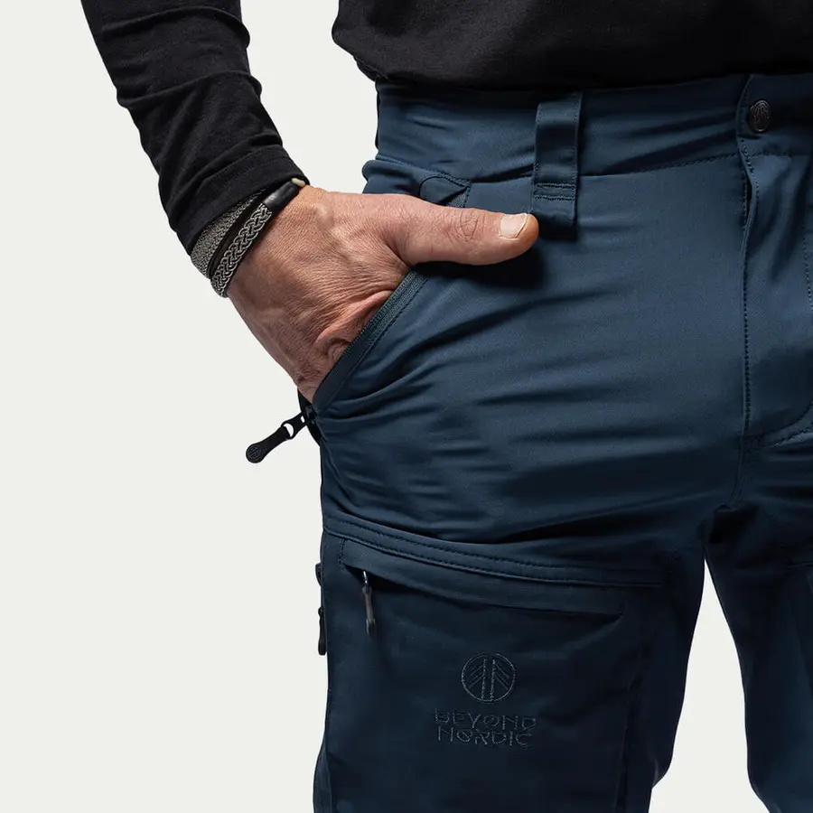 detail Beyond Nordic Sweden modré pánske outdoorové nohavice 2v1 so zipsovacím odopínan