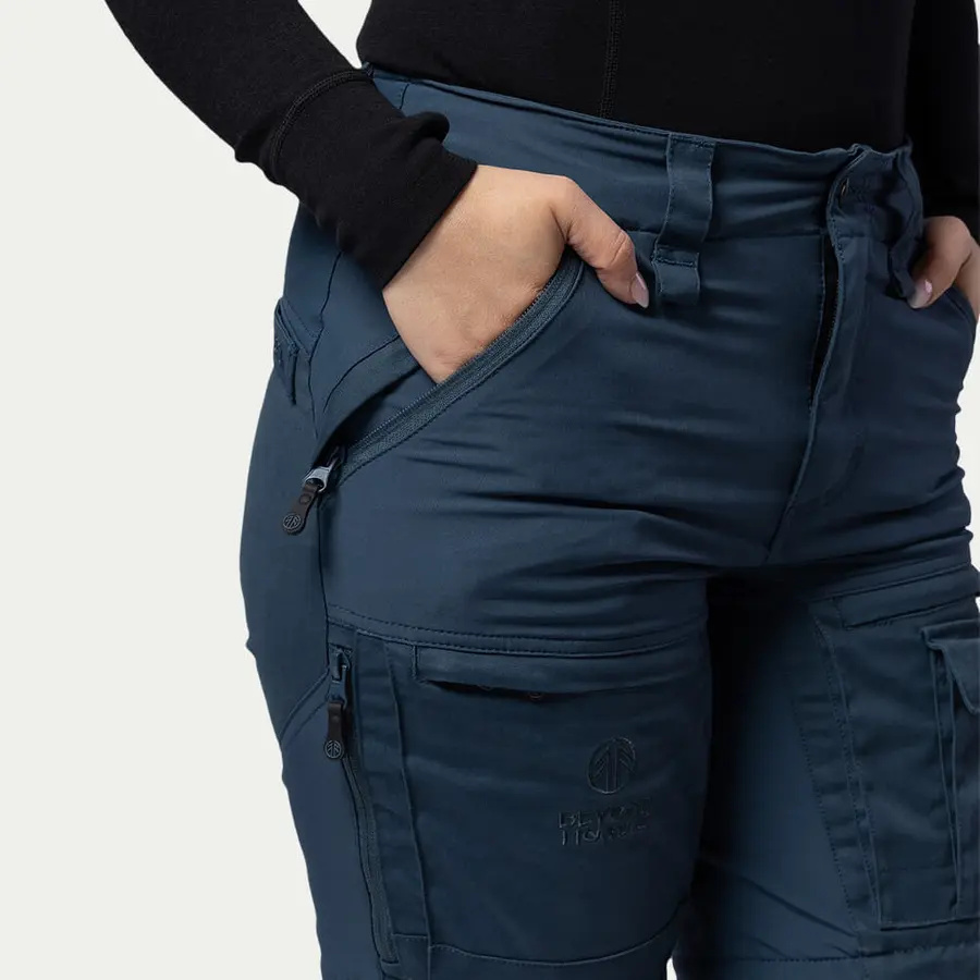 detail Beyond Nordic Sweden Zip-Off modré dámske outdoorové nohavice 2v1 Teflon EcoElit