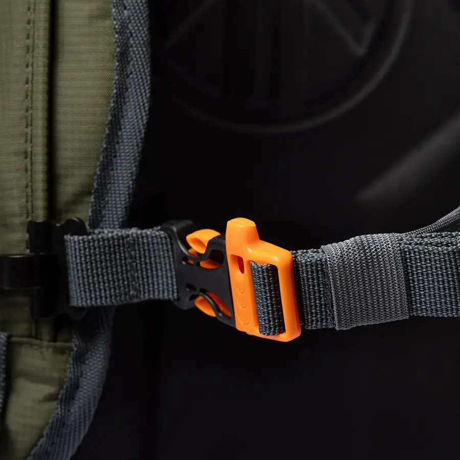 detail Beyond Nordic Sweden BN503 olivový pánsky outdoor batoh 20L