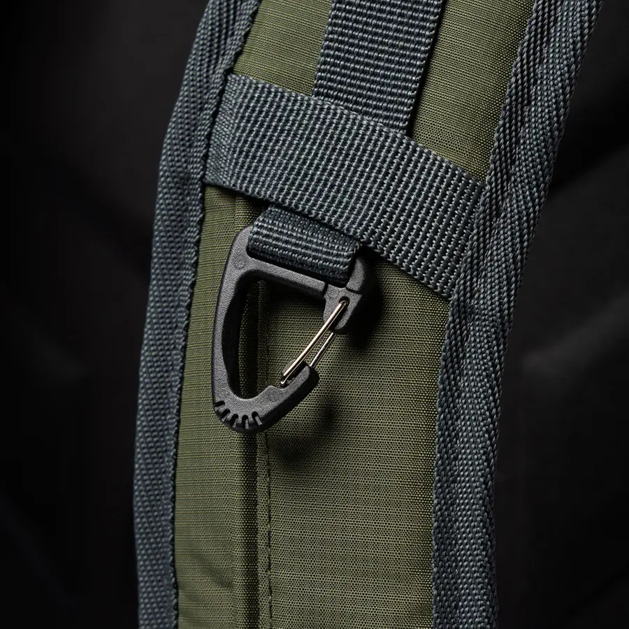 detail Beyond Nordic Sweden BN503 olivový pánsky outdoor batoh 20L