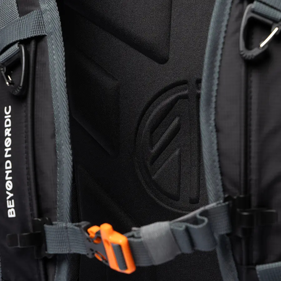 detail Beyond Nordic Sweden BN503 čierny pánsky outdoor batoh 20L