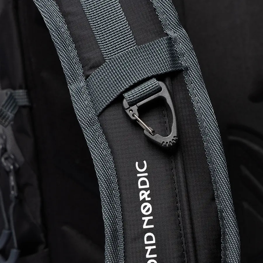 detail Beyond Nordic Sweden BN503 čierny pánsky outdoor batoh 20L