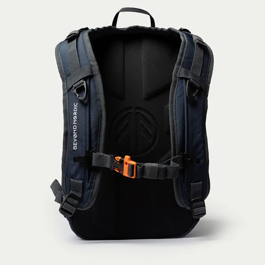 detail Beyond Nordic Sweden BN503 čierny pánsky outdoor batoh 20L