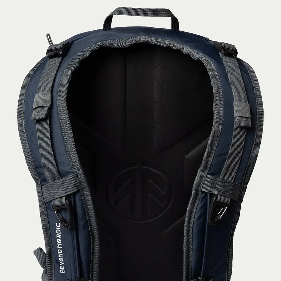 detail Beyond Nordic Sweden BN503 čierny pánsky outdoor batoh 20L